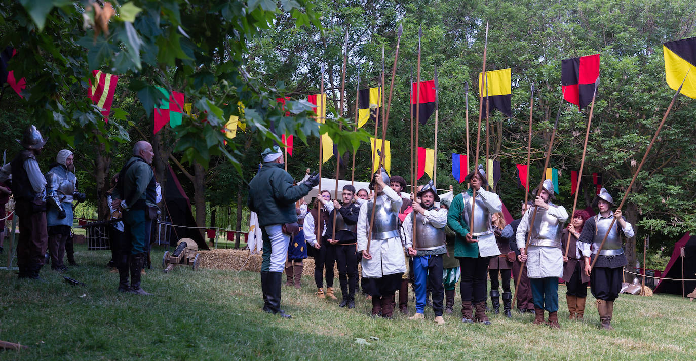 Fotos: Danzas, bailes y un paseo por el campamento francés