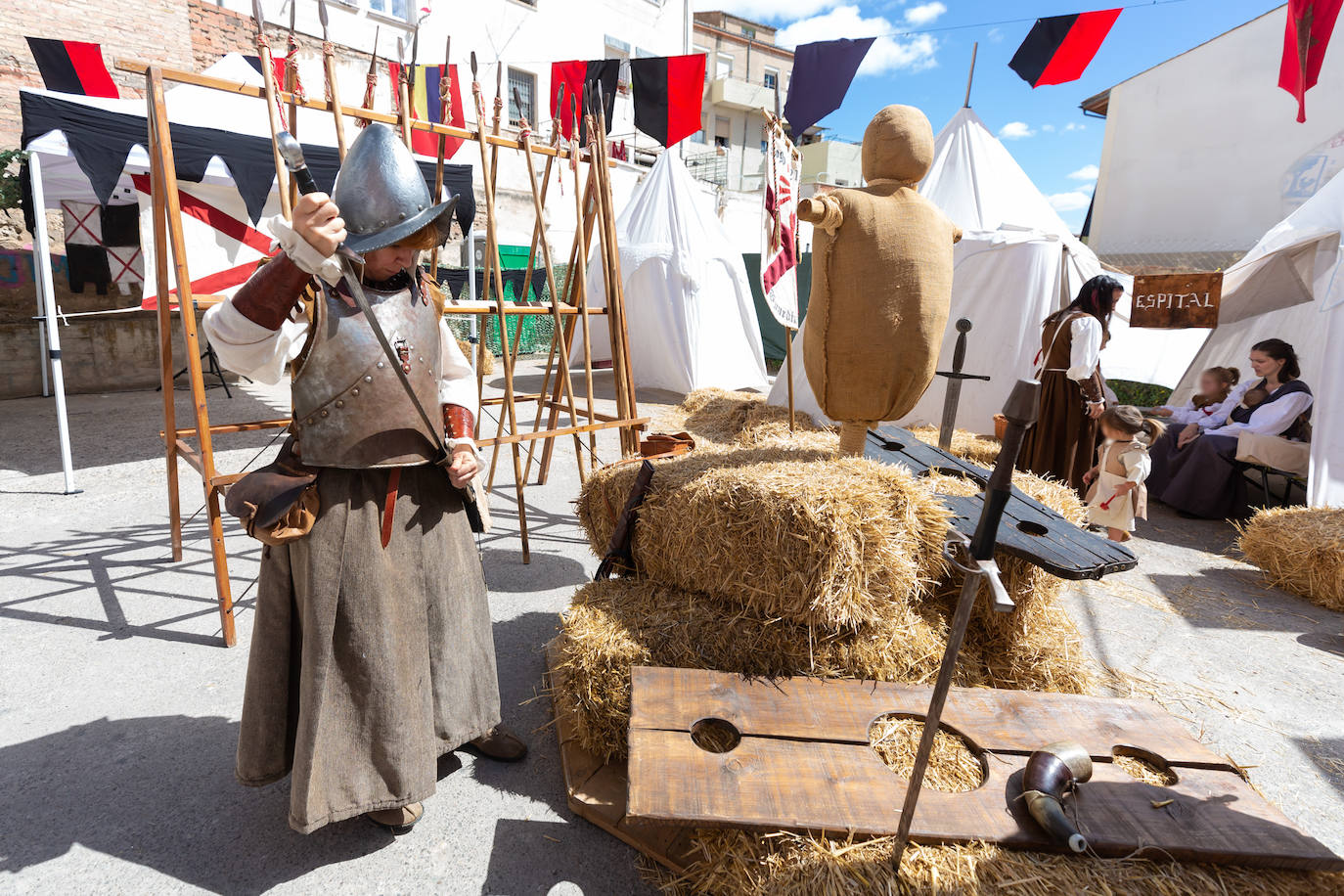 Fotos: Danzas, bailes y un paseo por el campamento francés