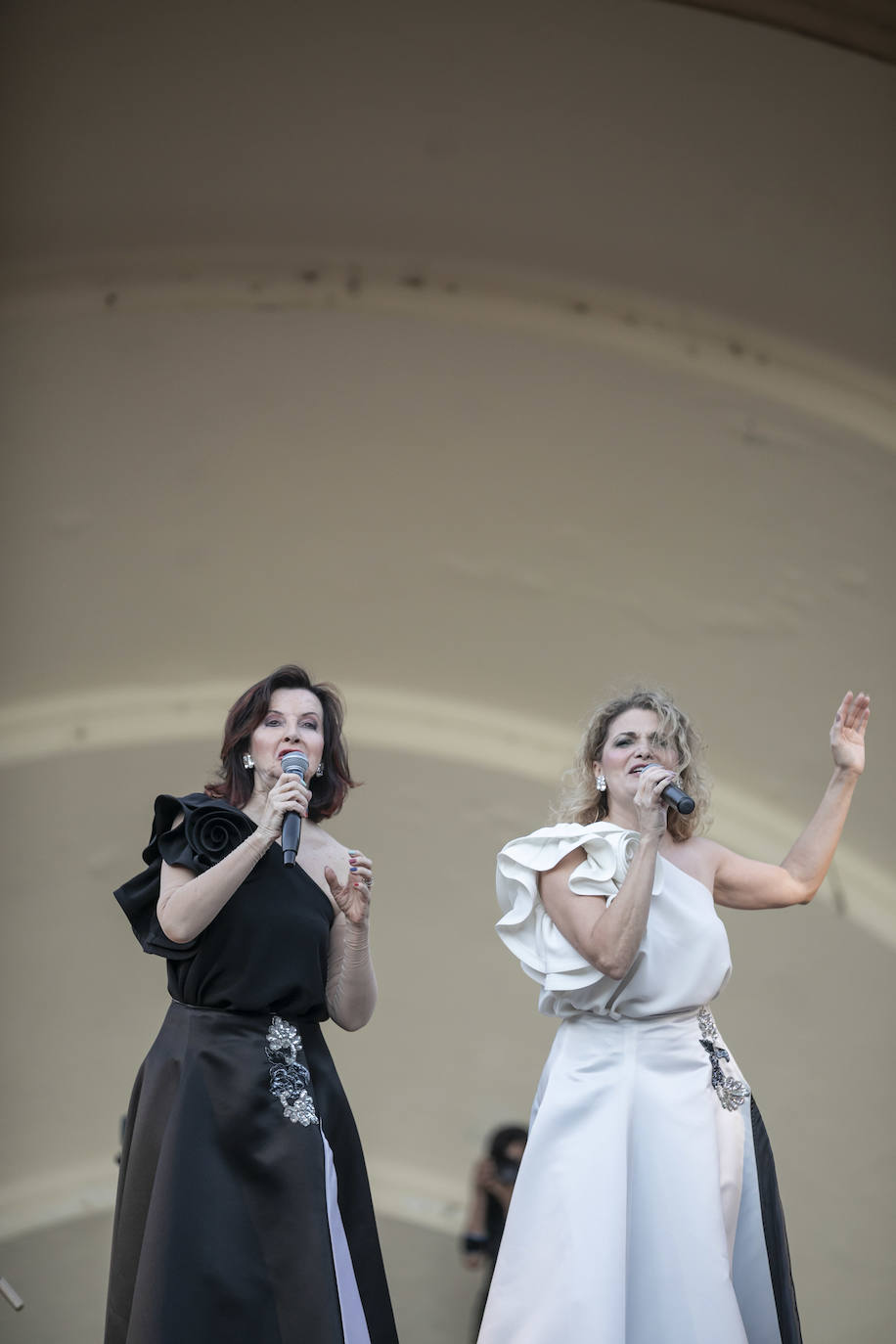 Fotos: Ángela Muro, Jesús Vicente Aguirre, Baccara y Chema Purón congregan a miles de personas en El Espolón