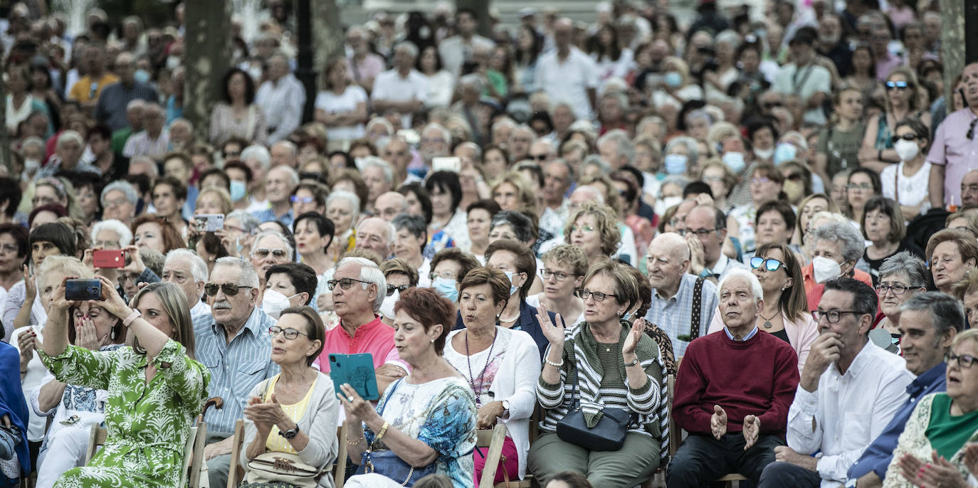 Fotos: Ángela Muro, Jesús Vicente Aguirre, Baccara y Chema Purón congregan a miles de personas en El Espolón