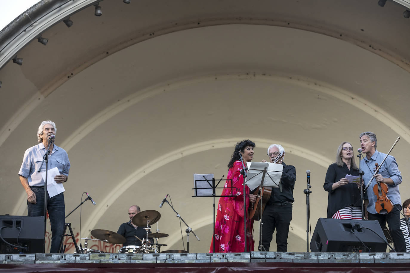 Fotos: Ángela Muro, Jesús Vicente Aguirre, Baccara y Chema Purón congregan a miles de personas en El Espolón