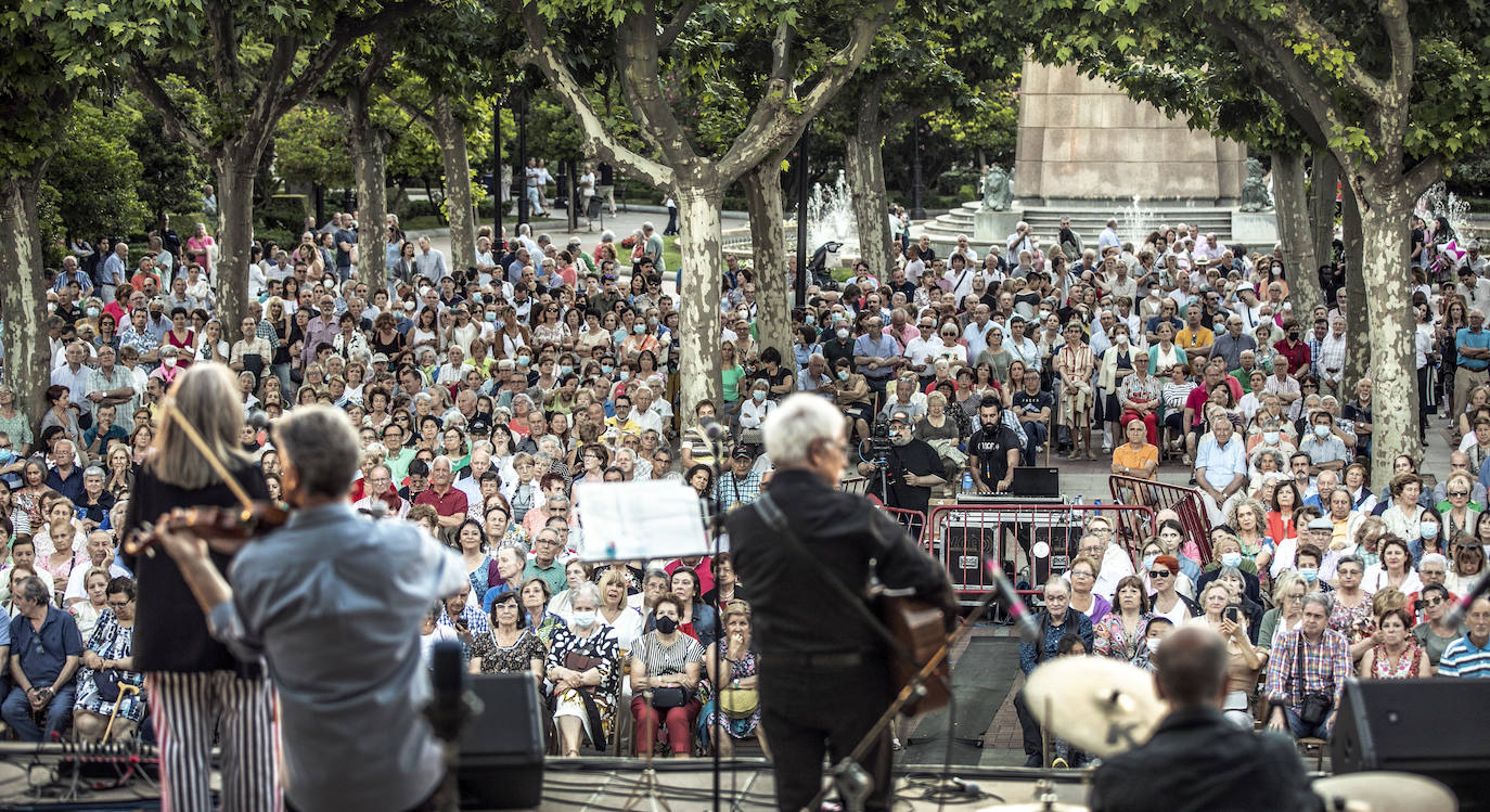 Fotos: Ángela Muro, Jesús Vicente Aguirre, Baccara y Chema Purón congregan a miles de personas en El Espolón