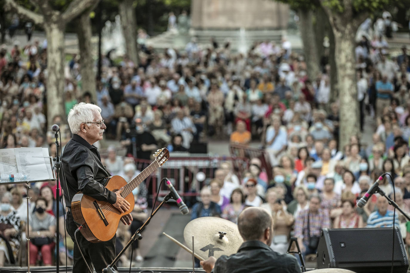 Fotos: Ángela Muro, Jesús Vicente Aguirre, Baccara y Chema Purón congregan a miles de personas en El Espolón