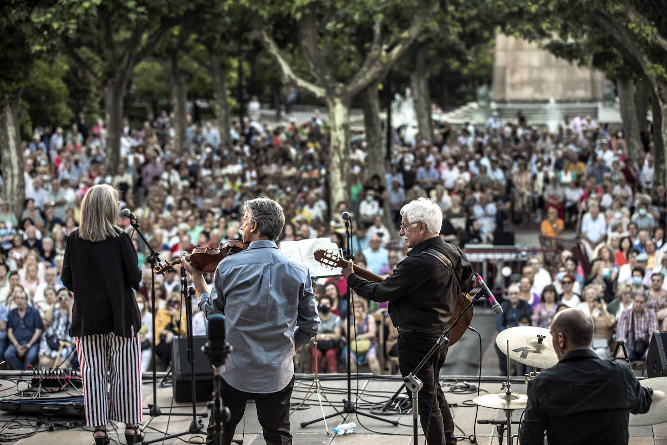 Fotos: Ángela Muro, Jesús Vicente Aguirre, Baccara y Chema Purón congregan a miles de personas en El Espolón