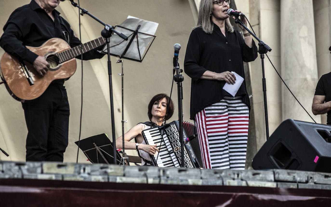 Fotos: Ángela Muro, Jesús Vicente Aguirre, Baccara y Chema Purón congregan a miles de personas en El Espolón