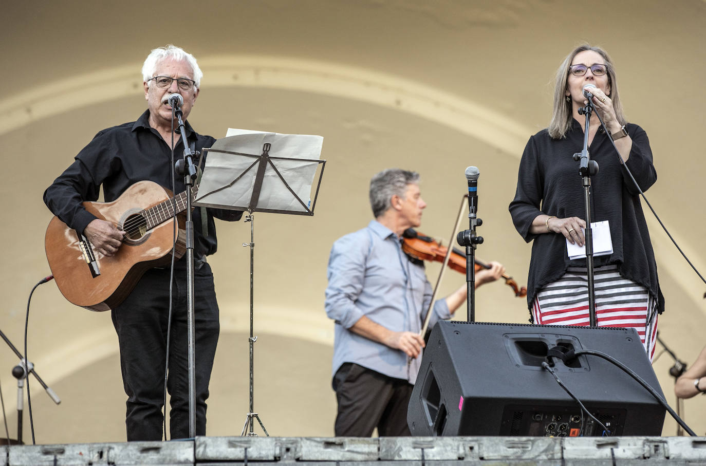 Fotos: Ángela Muro, Jesús Vicente Aguirre, Baccara y Chema Purón congregan a miles de personas en El Espolón