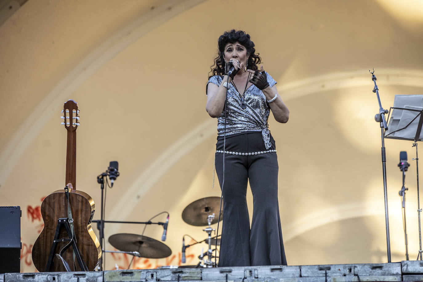 Fotos: Ángela Muro, Jesús Vicente Aguirre, Baccara y Chema Purón congregan a miles de personas en El Espolón