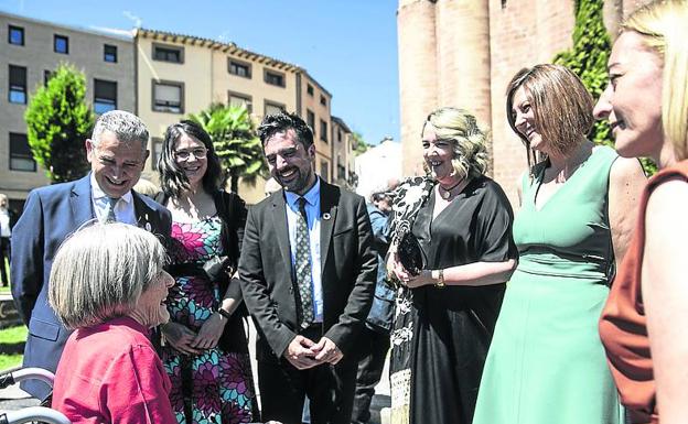 Carmen Chover recibe la enhorabuena de los consejeros y de la delegada del Gobierno. 