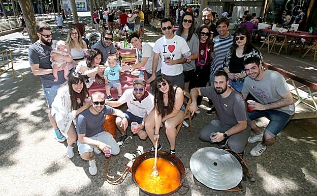 Cocinando patatas a la riojana en el Paseo de Dax. 