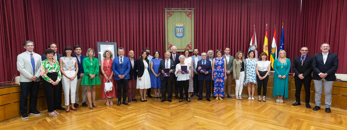 Fotos: Bezares, Hernáez y Rodríguez Moroy ya tienen sus insignias de Logroño