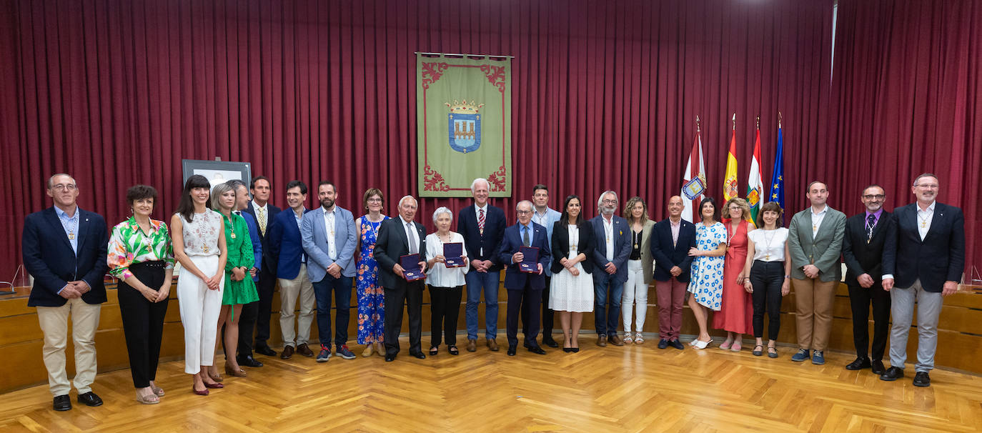 Fotos: Bezares, Hernáez y Rodríguez Moroy ya tienen sus insignias de Logroño