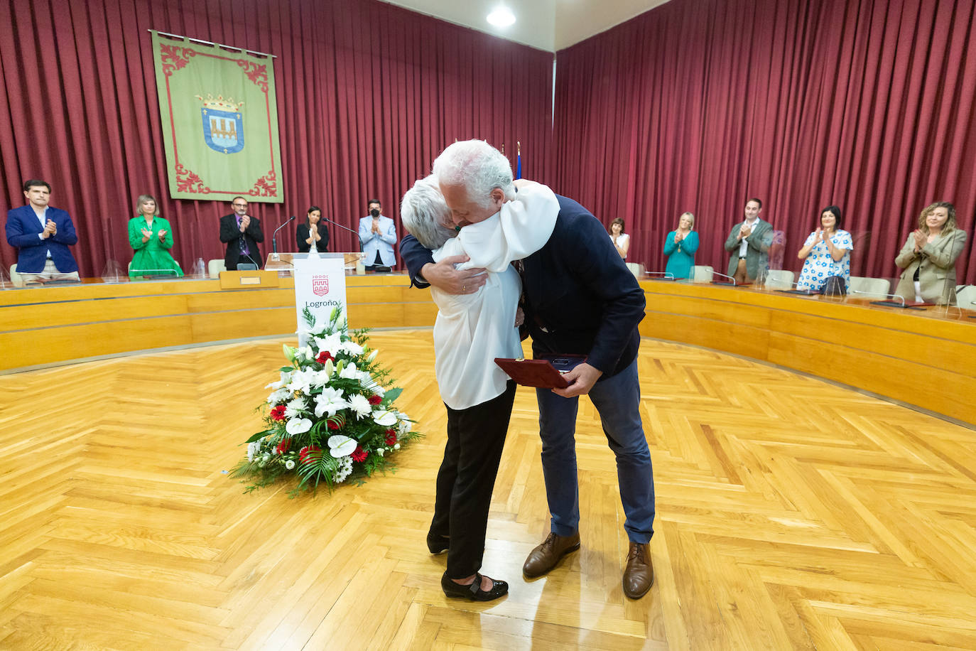 Fotos: Bezares, Hernáez y Rodríguez Moroy ya tienen sus insignias de Logroño