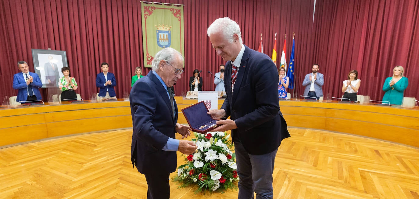 Fotos: Bezares, Hernáez y Rodríguez Moroy ya tienen sus insignias de Logroño