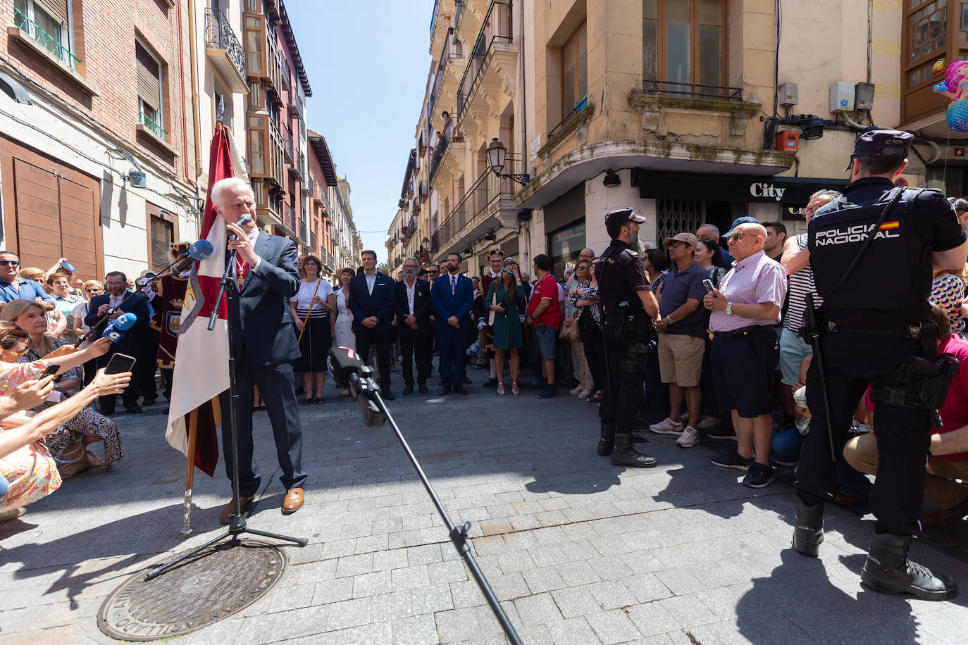 Fotos: Los ecos de la pandemia marcan los tradicionales banderazos de San Bernabé