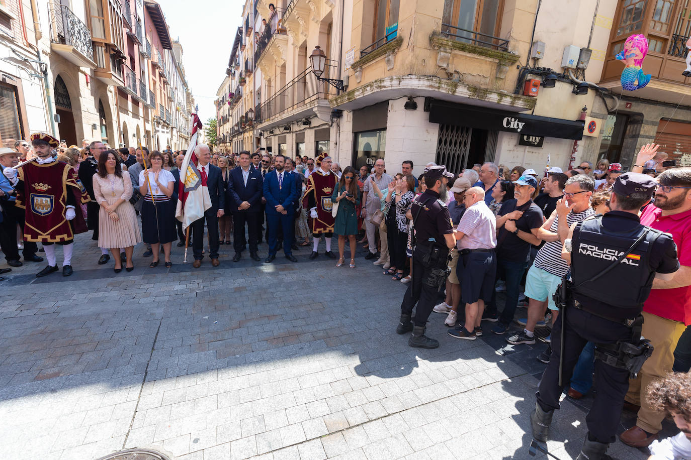 Fotos: Los ecos de la pandemia marcan los tradicionales banderazos de San Bernabé