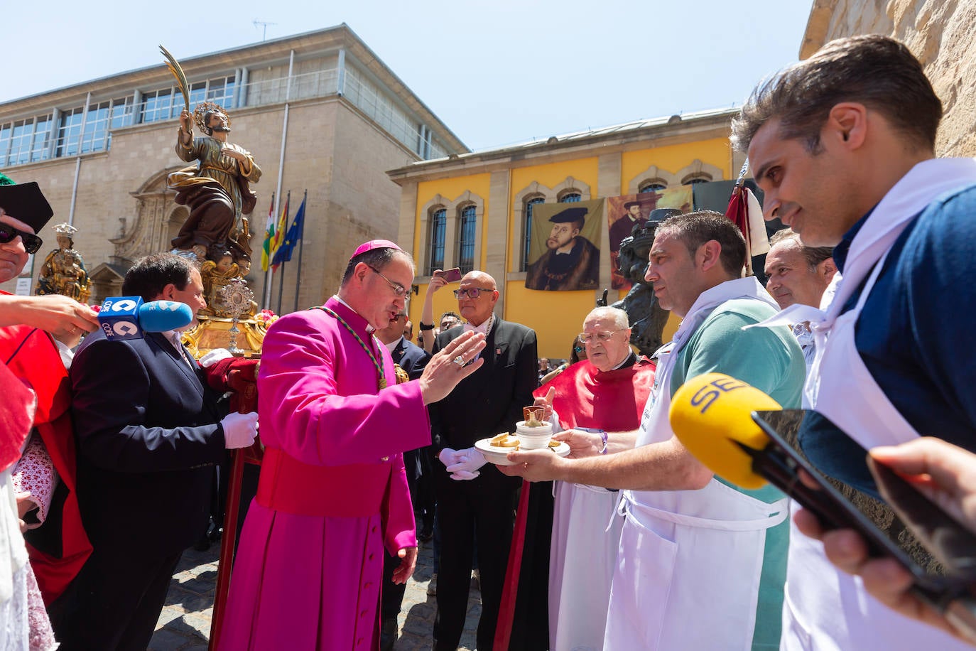 Fotos: Los ecos de la pandemia marcan los tradicionales banderazos de San Bernabé