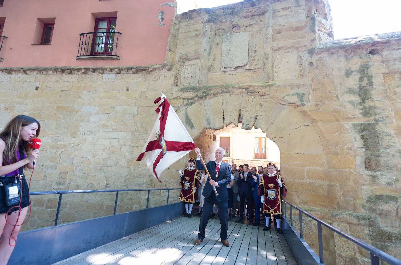 Fotos: Los ecos de la pandemia marcan los tradicionales banderazos de San Bernabé