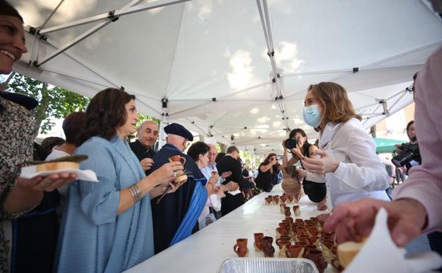 Imagen principal - Gamarra ha participado en el reparto, y ha servido vino a Andreu y Hermoso 