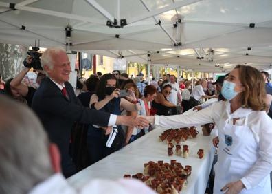 Imagen secundaria 1 - Gamarra ha participado en el reparto, y ha servido vino a Andreu y Hermoso 