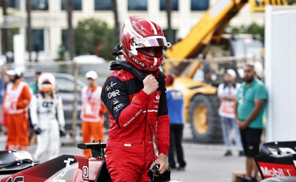 Charles Leclerc celebra su pole en el circuito de Bakú. 