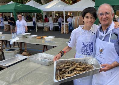 Imagen secundaria 1 - Fiestas de San Bernabé: Largas filas y muchas ganas en el reparto del pez