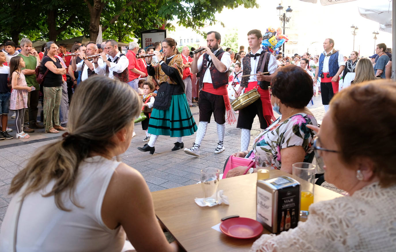 Fotos: Ofrenda floral por San Bernabé