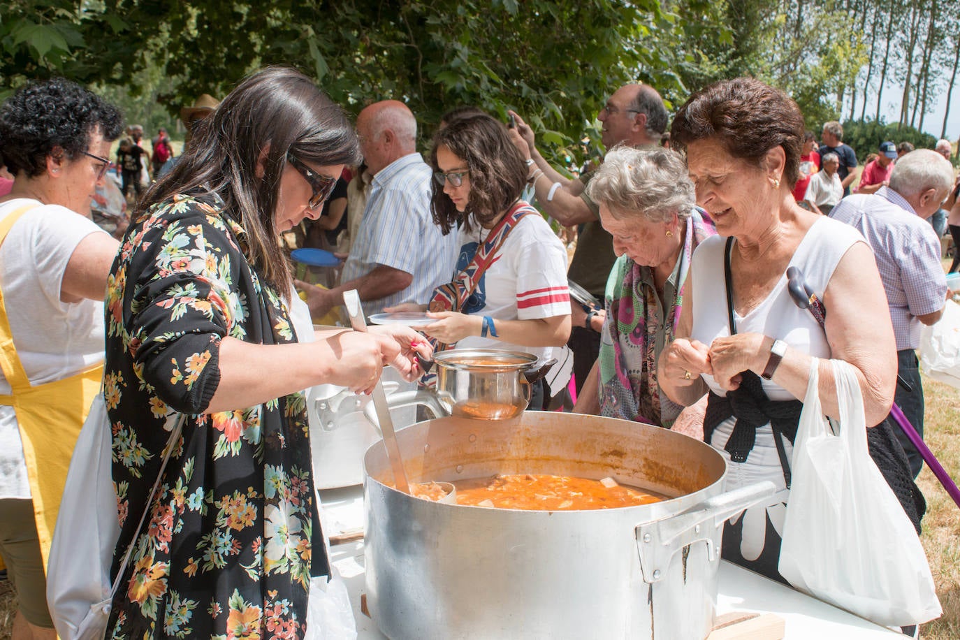 Fotos: Cientos de personas celebran la romería de Las Abejas comiendo lentejas