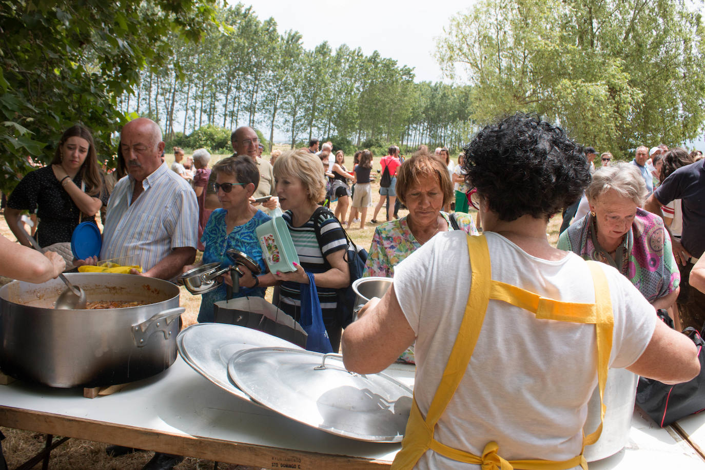 Fotos: Cientos de personas celebran la romería de Las Abejas comiendo lentejas