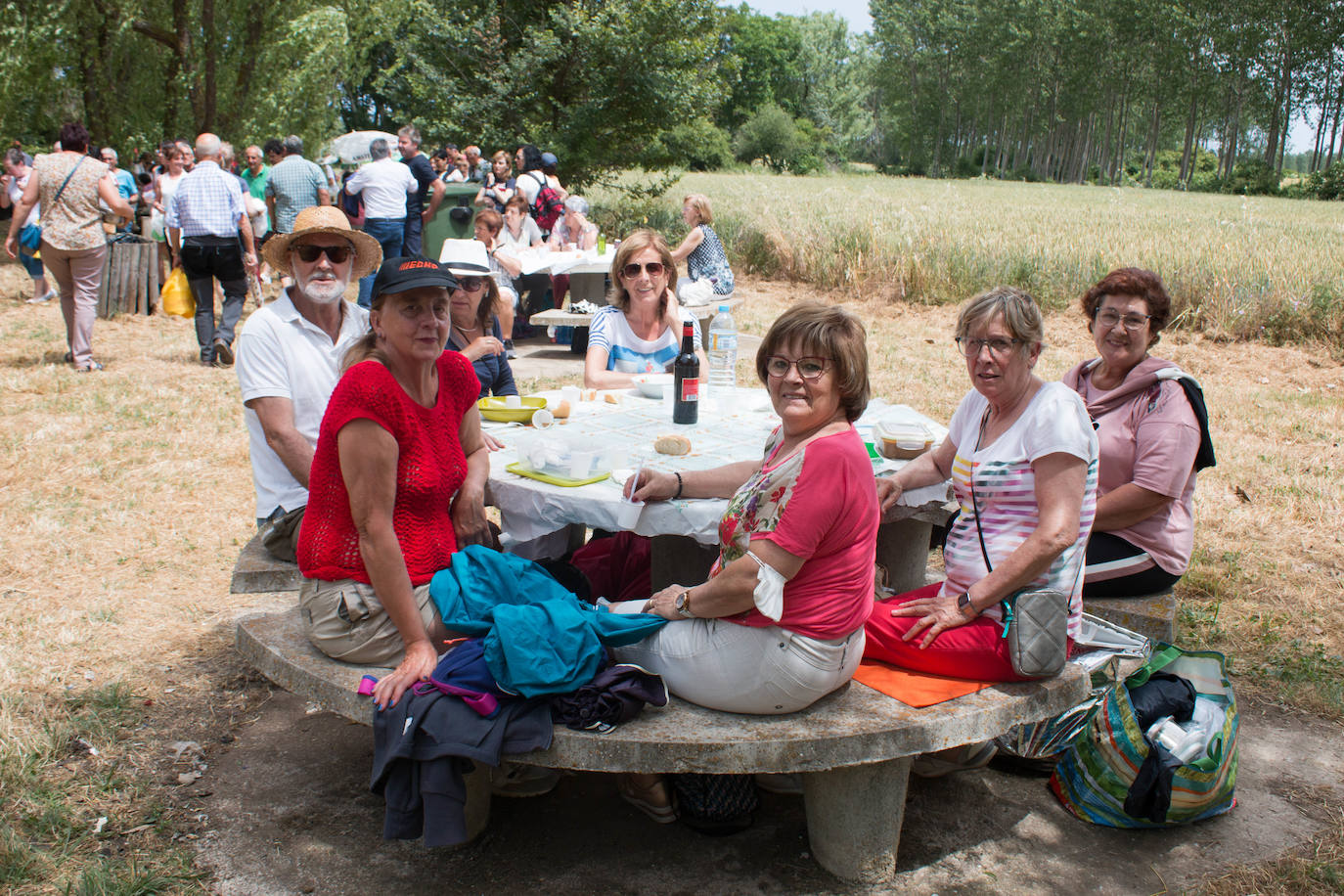 Fotos: Cientos de personas celebran la romería de Las Abejas comiendo lentejas