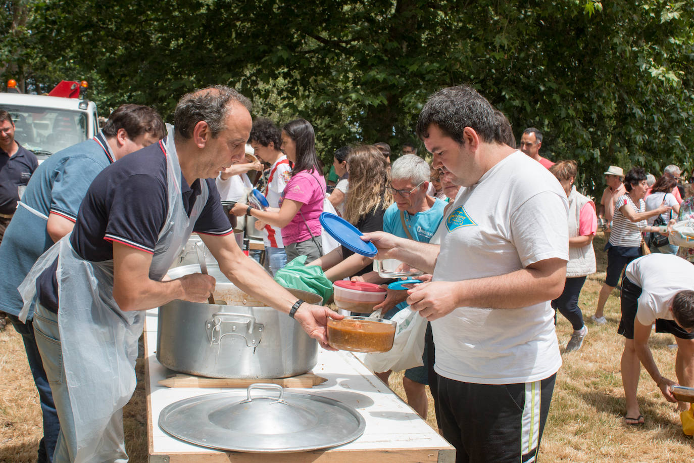 Fotos: Cientos de personas celebran la romería de Las Abejas comiendo lentejas