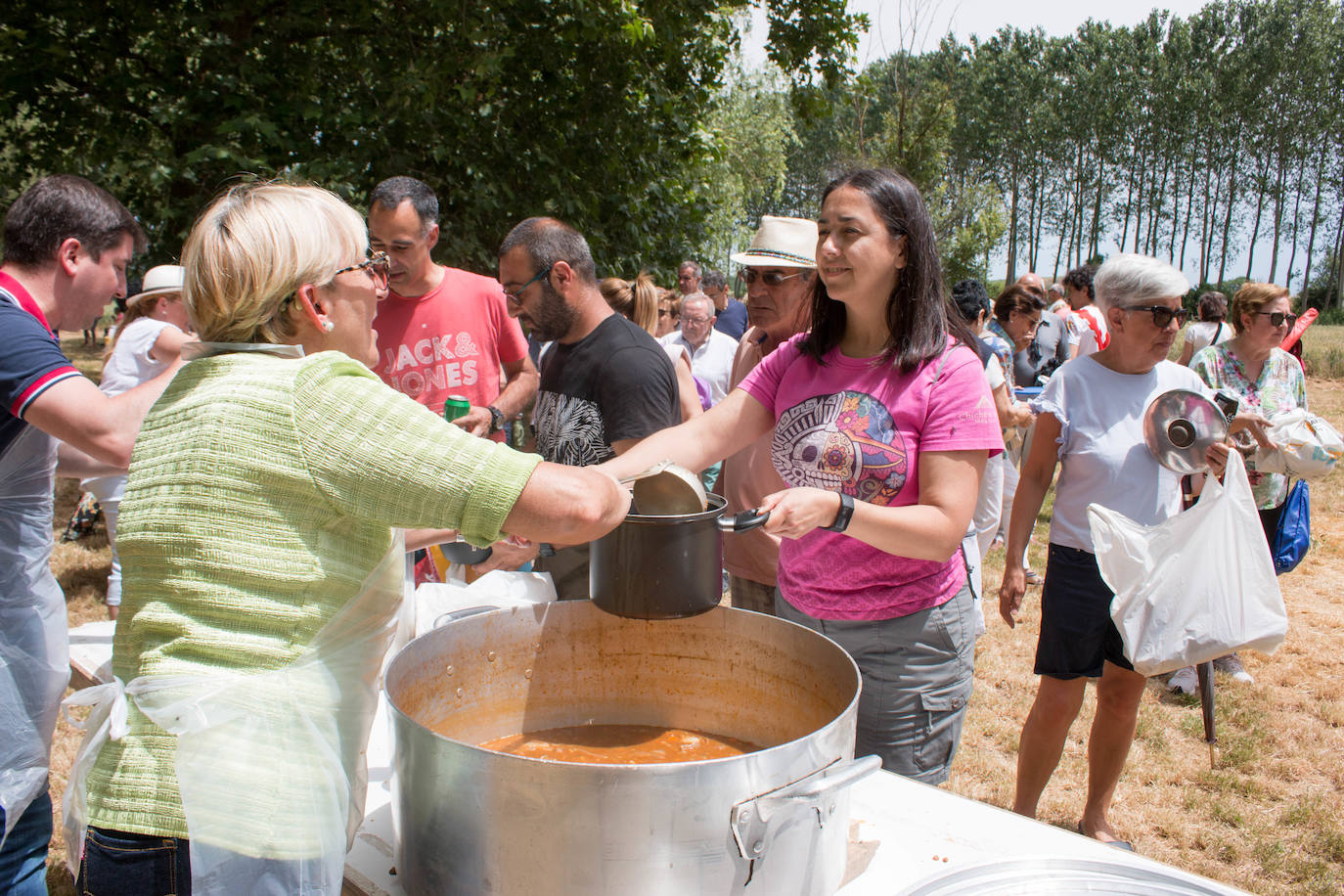 Fotos: Cientos de personas celebran la romería de Las Abejas comiendo lentejas