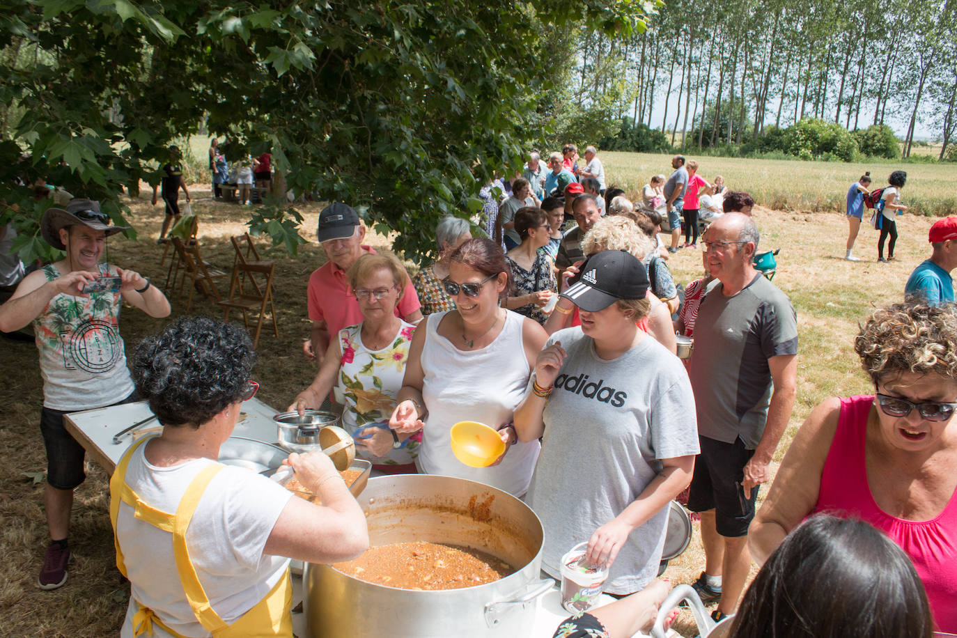 Fotos: Cientos de personas celebran la romería de Las Abejas comiendo lentejas