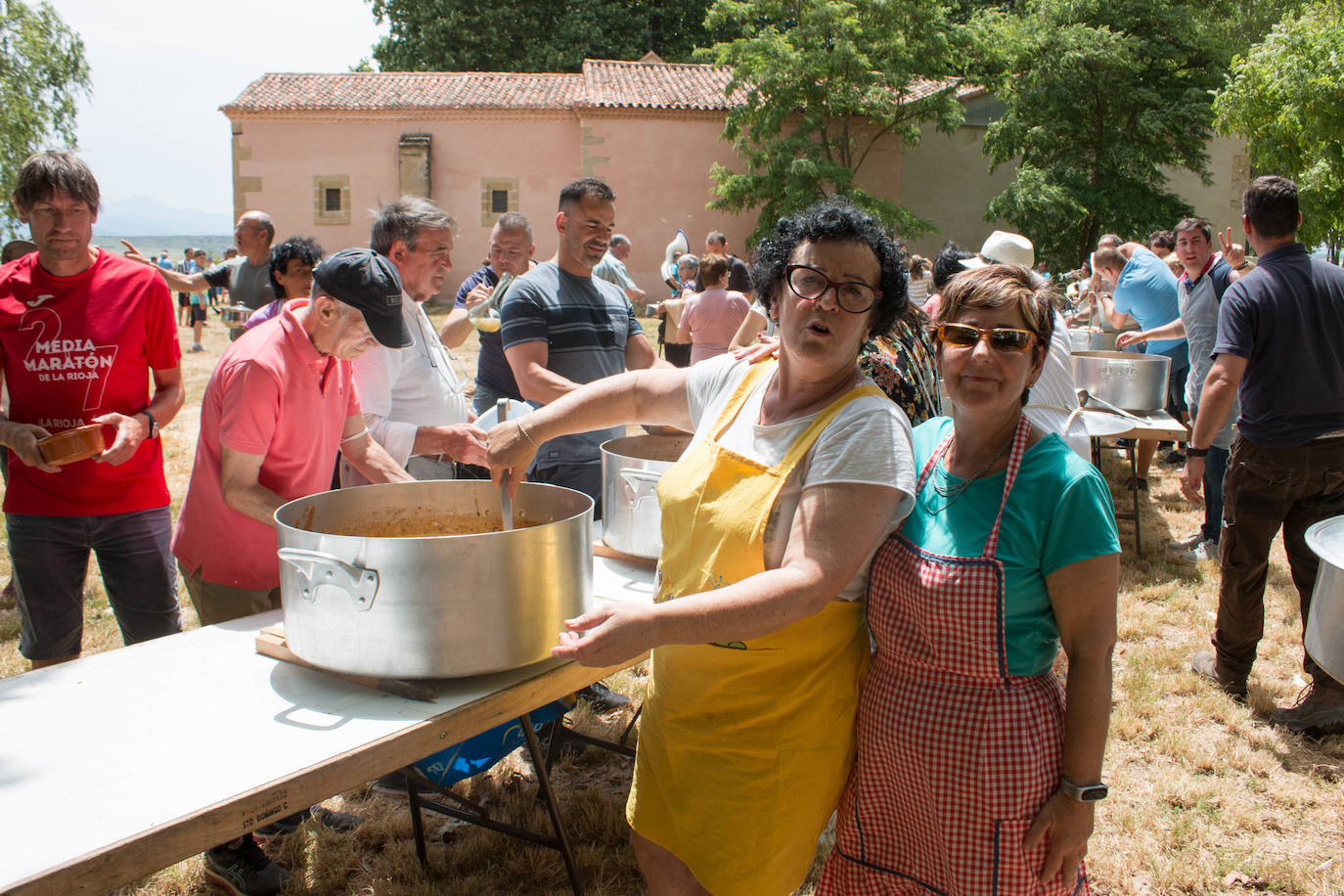 Fotos: Cientos de personas celebran la romería de Las Abejas comiendo lentejas