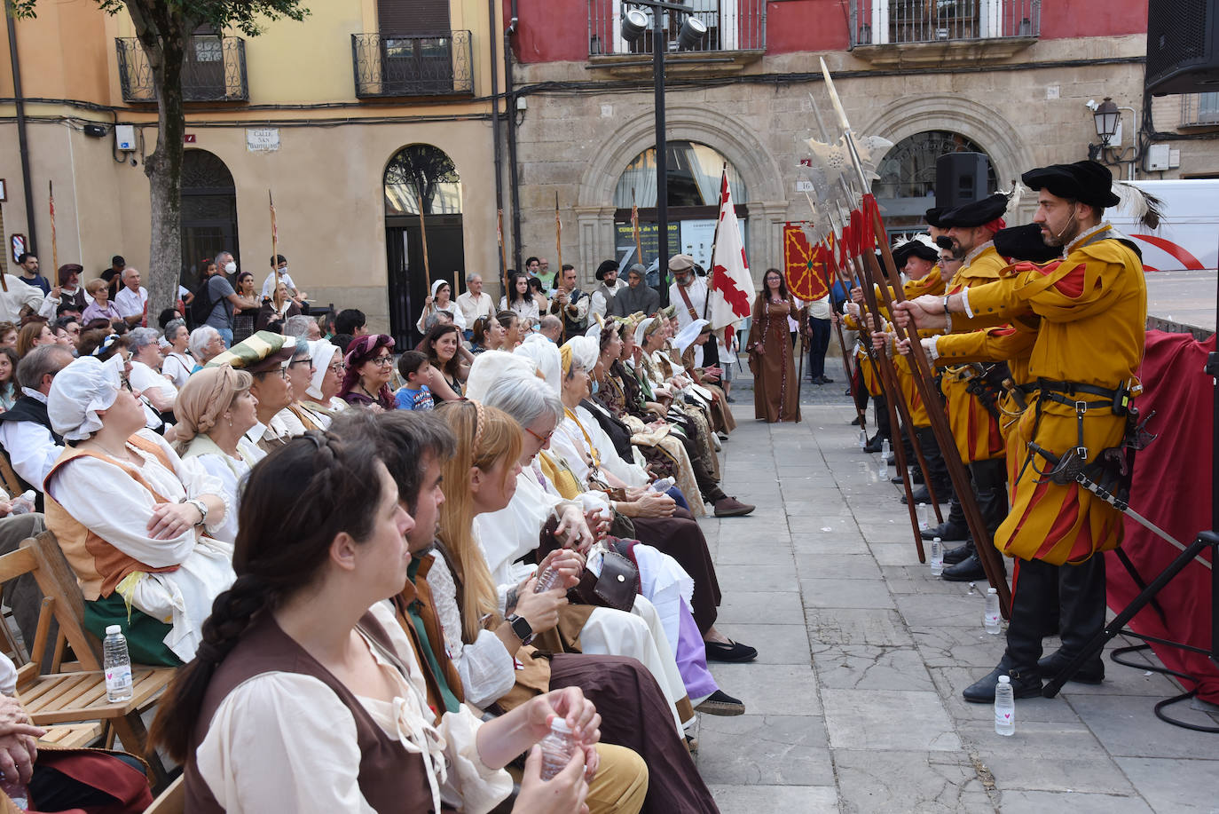 Fotos: Entrega de las flores de lis al escudo de Logroño por parte de Carlos V