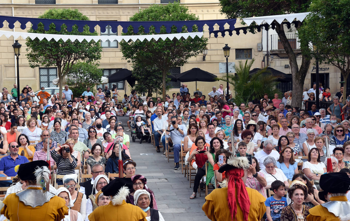 Fotos: Entrega de las flores de lis al escudo de Logroño por parte de Carlos V