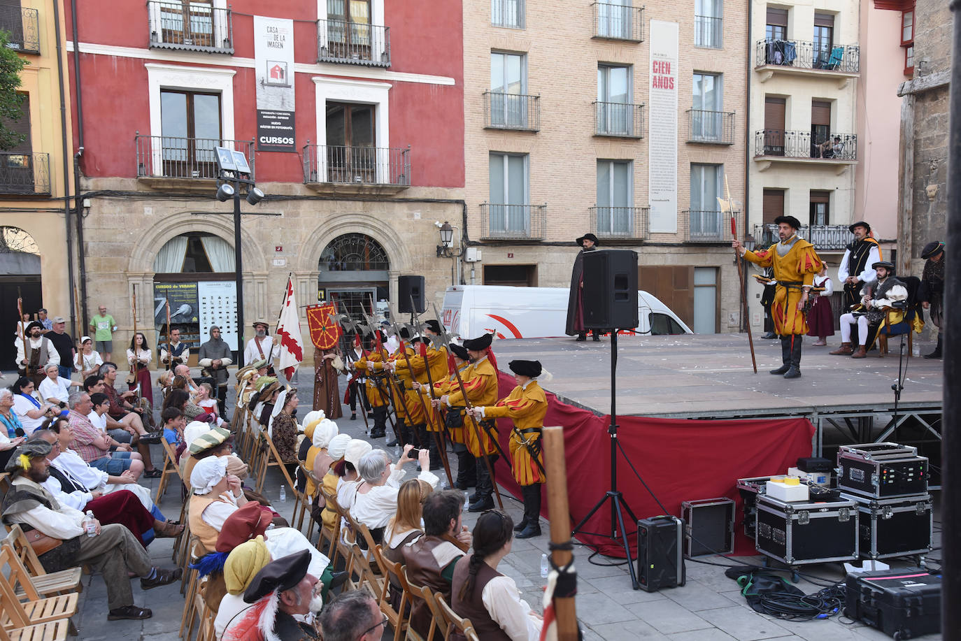 Fotos: Entrega de las flores de lis al escudo de Logroño por parte de Carlos V