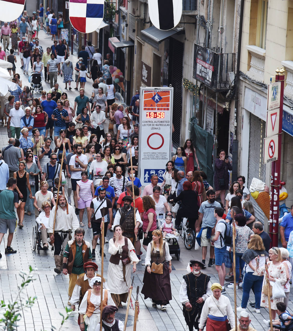 Fotos: Entrega de las flores de lis al escudo de Logroño por parte de Carlos V