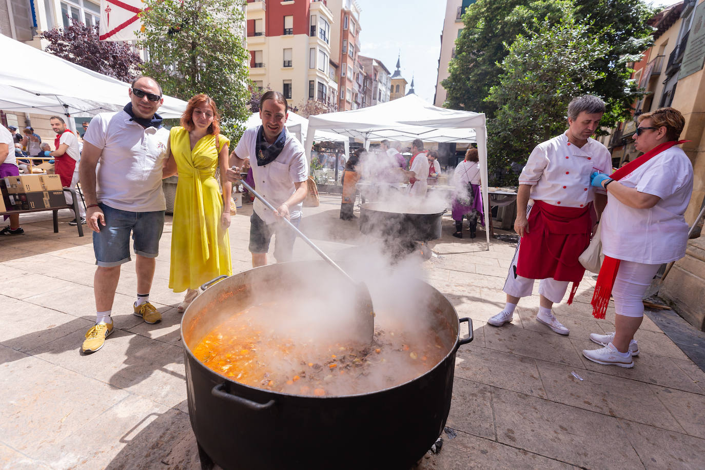 Fotos: El reparto de unas 1.000 raciones del tradicional toro guisado remató el Voto de San Bernabé