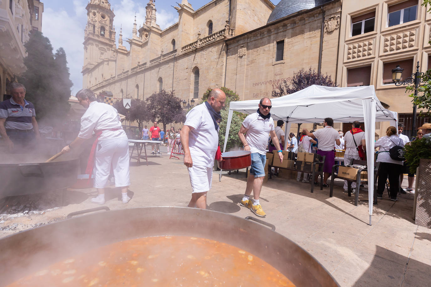 Fotos: El reparto de unas 1.000 raciones del tradicional toro guisado remató el Voto de San Bernabé