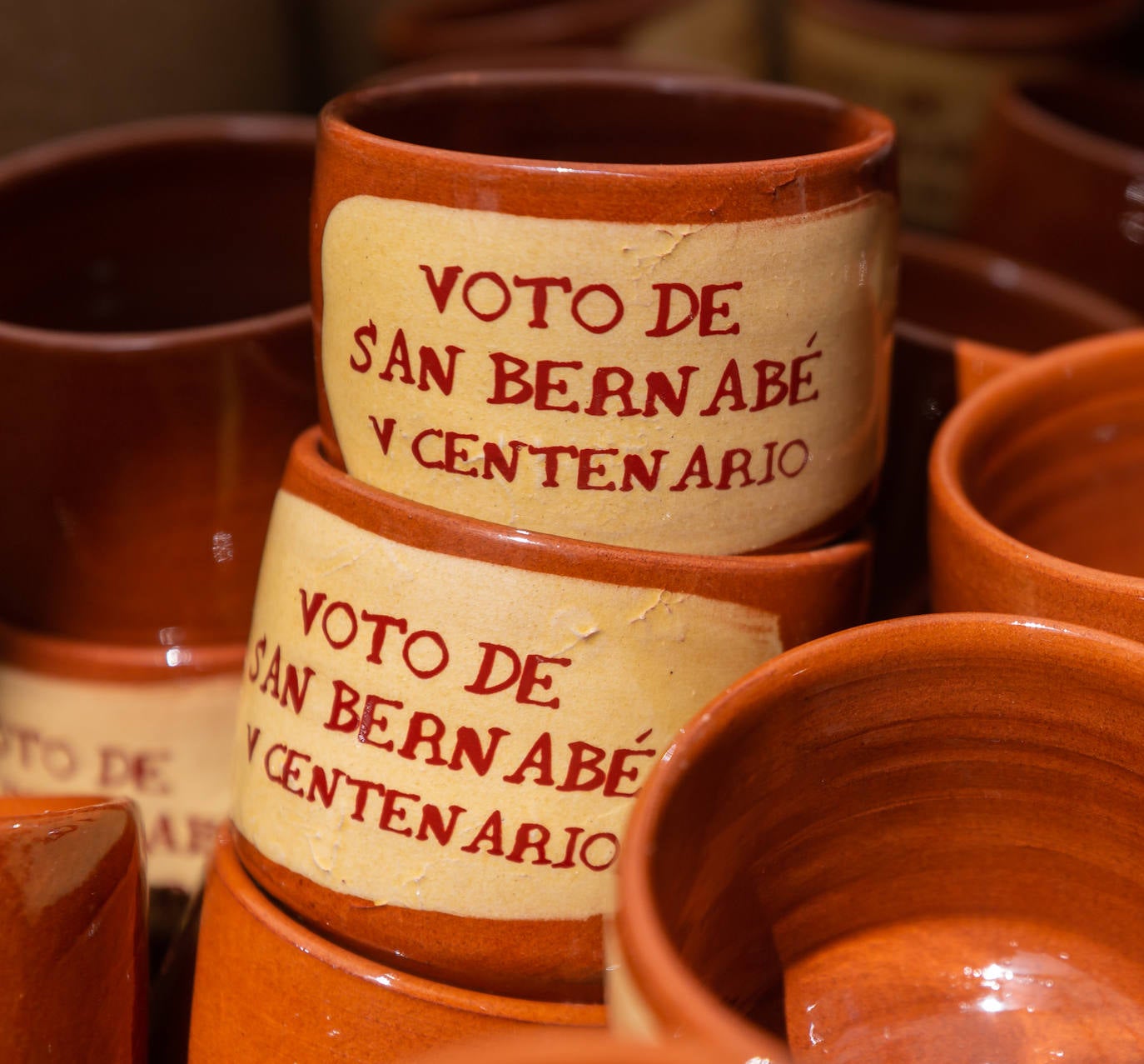 Fotos: El reparto de unas 1.000 raciones del tradicional toro guisado remató el Voto de San Bernabé