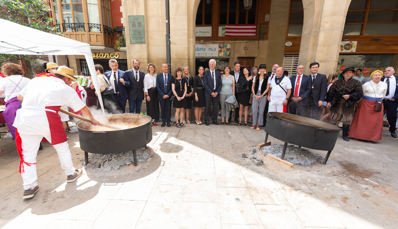 Fotos: El reparto de unas 1.000 raciones del tradicional toro guisado remató el Voto de San Bernabé