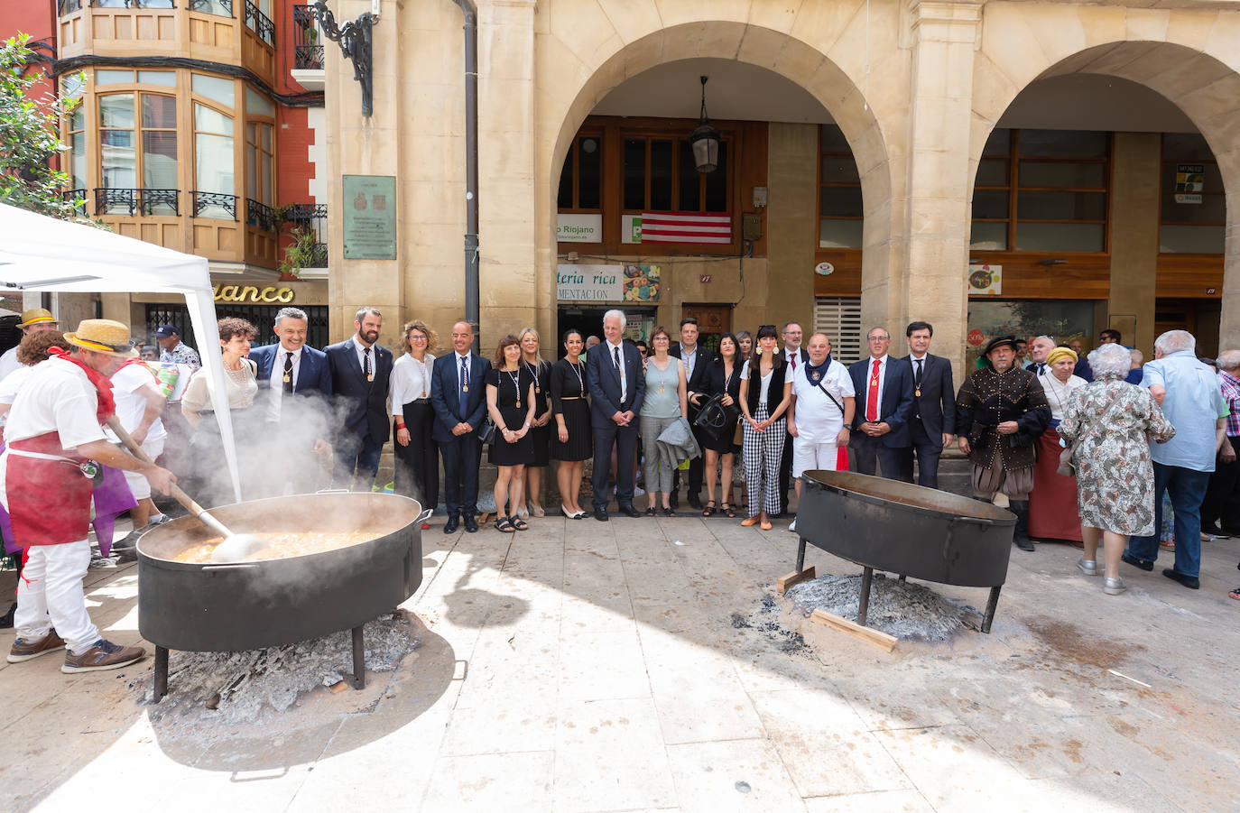 Fotos: El reparto de unas 1.000 raciones del tradicional toro guisado remató el Voto de San Bernabé