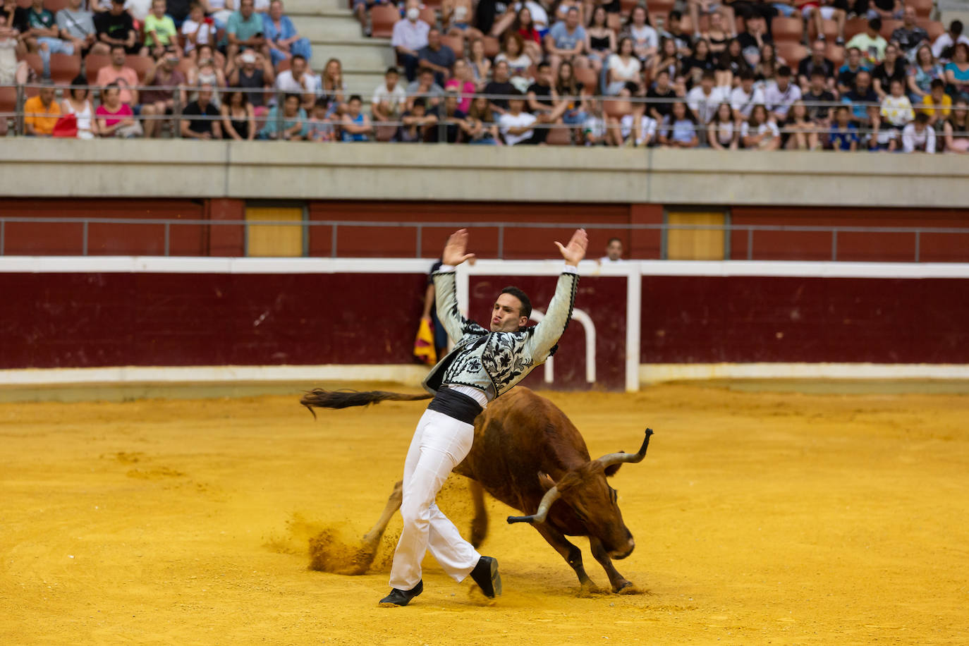 Fotos: El Voto de San Bernabé pasa por la plaza de toros