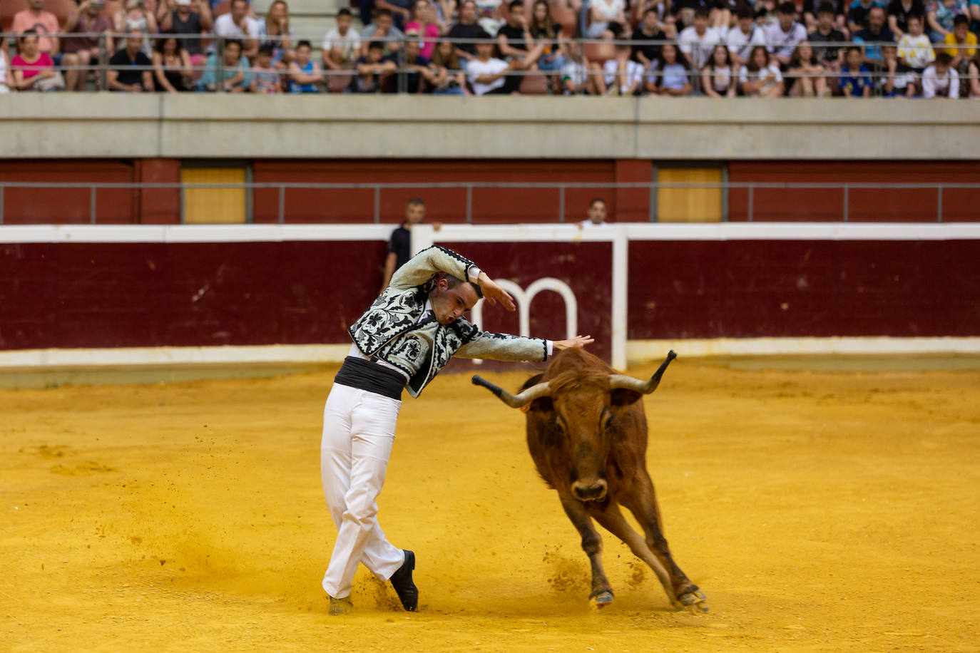 Fotos: El Voto de San Bernabé pasa por la plaza de toros