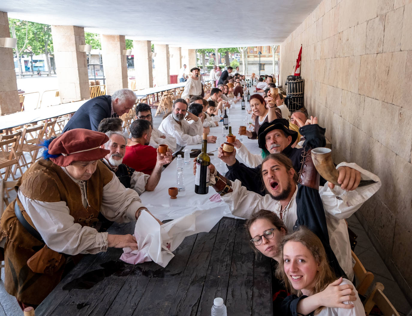 Fotos: Comida renacentista en los soportales del Ayuntamiento