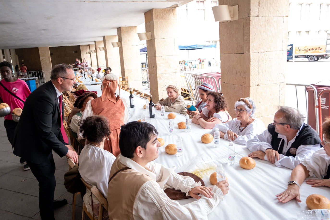 Fotos: Comida renacentista en los soportales del Ayuntamiento