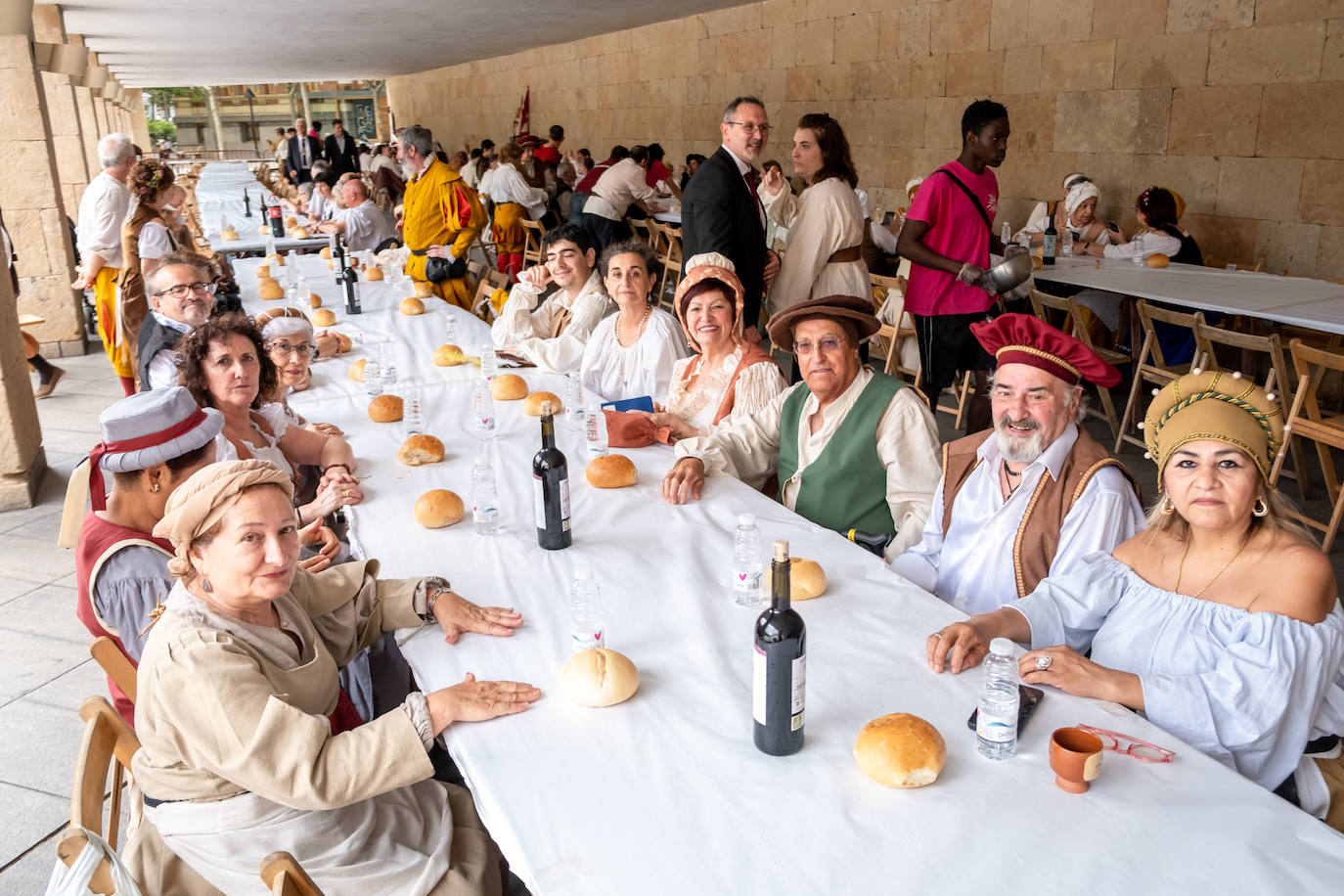 Fotos: Comida renacentista en los soportales del Ayuntamiento