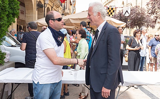Degustación del toro guisado de este domingo. 
