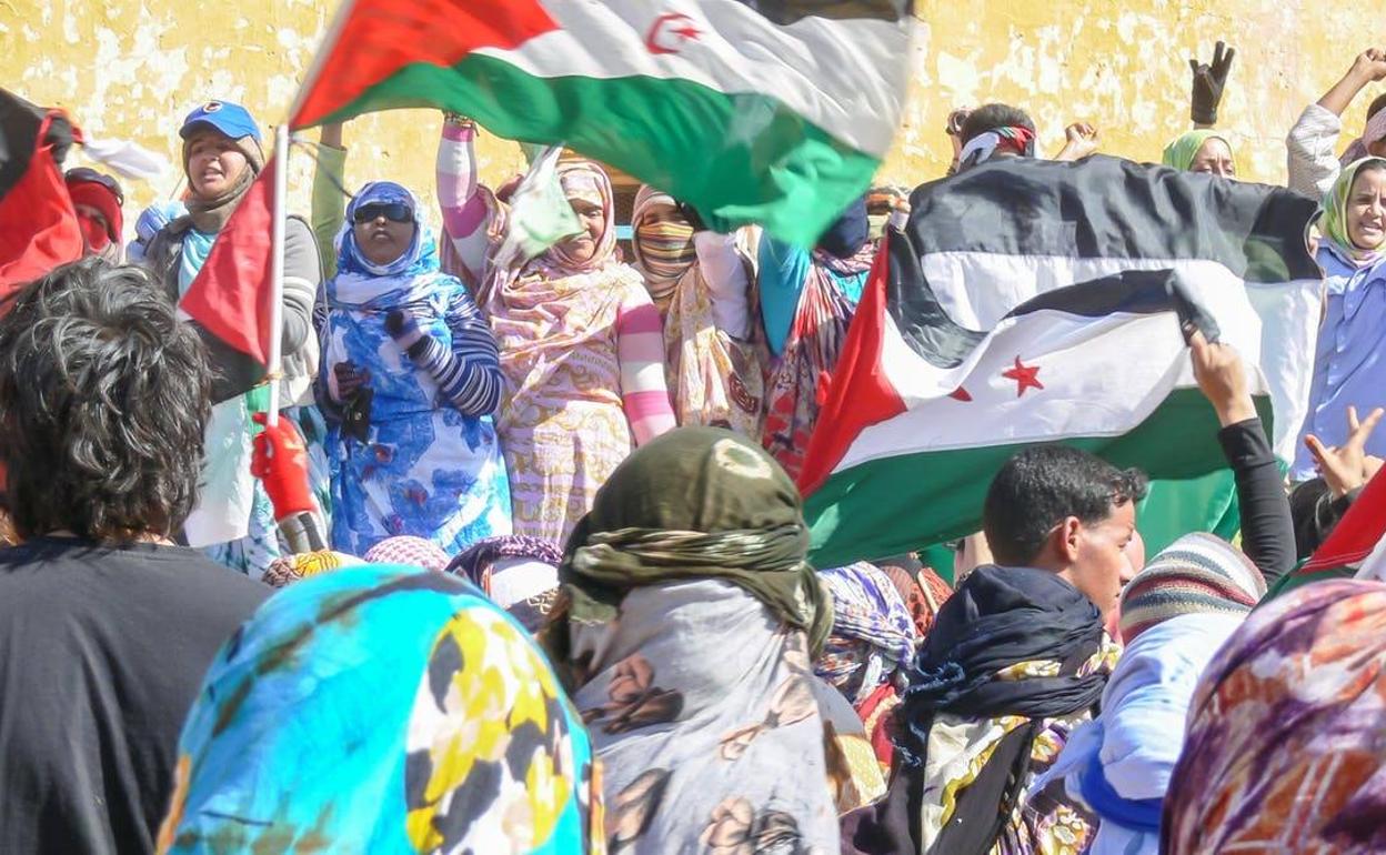 Manifestación de saharauis en el campo de refugiados de Tinduf (Argelia) en 2008.