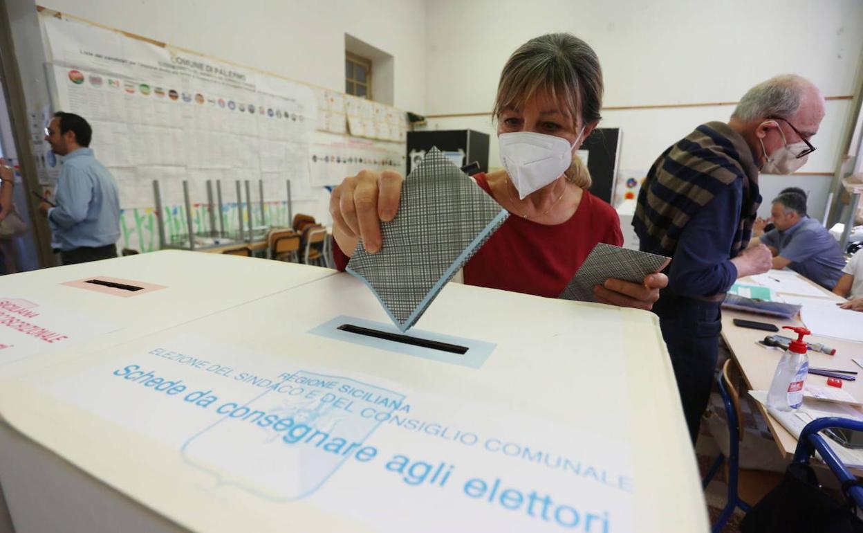 Una mujer vota en las elecciones municiapales en Italia.